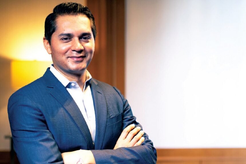 B Capital 联合创始人兼联合CEO Raj Ganguly 身穿深蓝色西装、双臂交叉微笑站立的专业肖像照